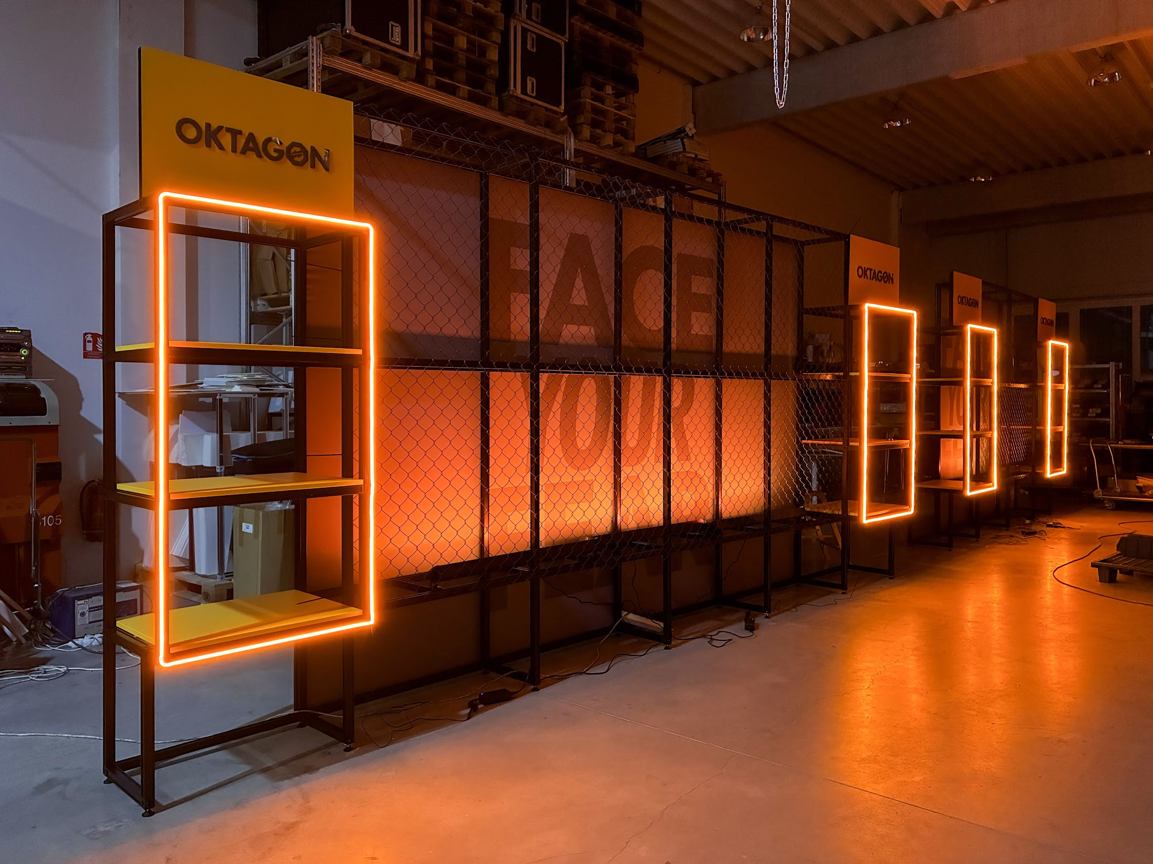 Oktagon merch inštalácia